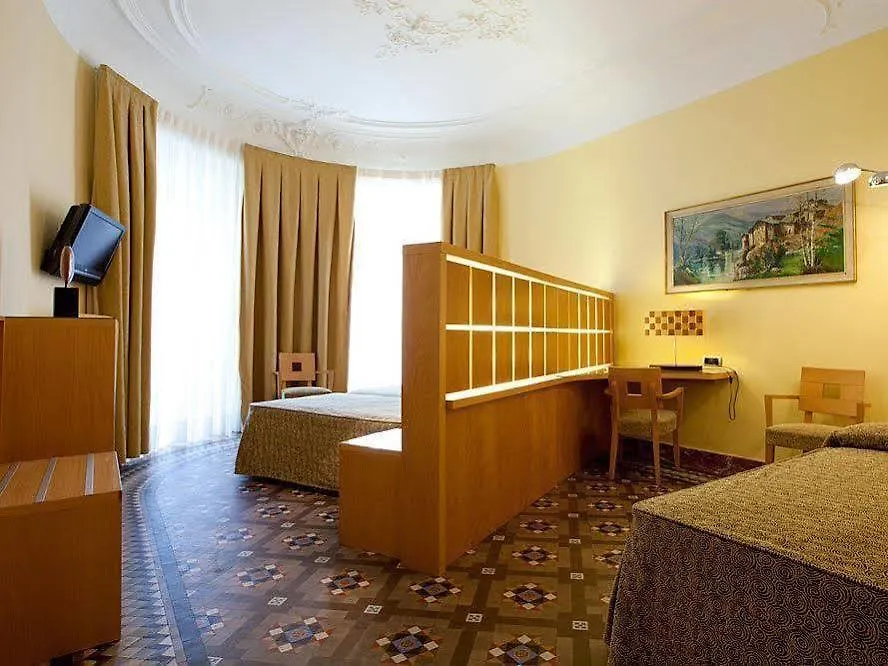 Hotel Nouvel Barcelona 3*,